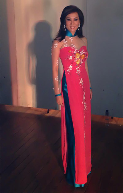 Hình ảnh MC Nguyễn Cao Kỳ Duyên diện chiếc áo dài thướt tha chuẩn bị cho buổi diễn của ca sĩ Chế Linh được người hâm mộ đặc biệt yêu thích