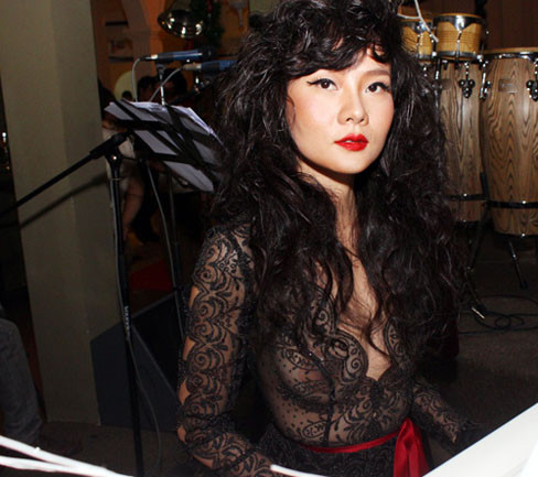 Người mẫu Dương Yến Ngọc lộ điểm nhạy cảm của vòng một khi diện chiếc váy ren siêu mỏng