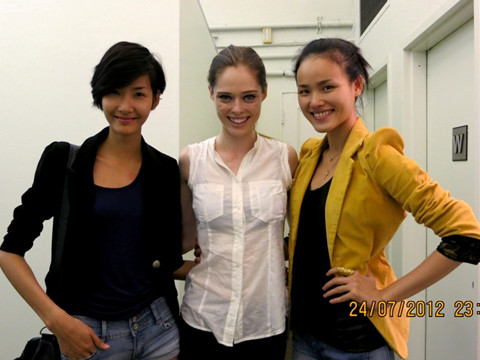 Hoàng Thùy (áo đen) và Tuyết Lan (áo vàng) chụp ảnh cùng siêu mẫu nổi tiếng thế giới Coco Rocha (áo trắng)