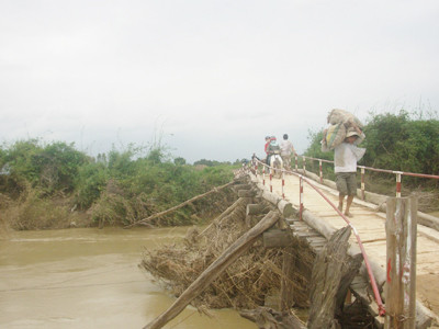 Nông dân vác sắn qua cầu vì xe lớn không vào được. Nông dân vác sắn qua cầu vì xe lớn không vào được