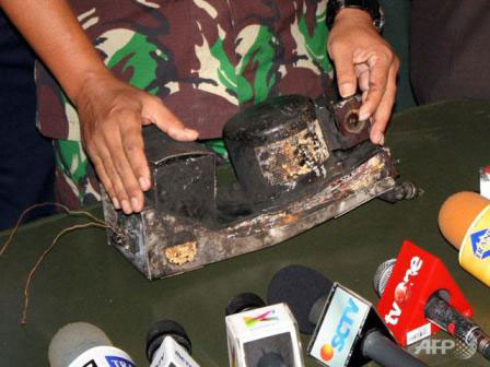 Chiếc hộp đen của máy bay Sukhoi Superjet 100 tại căn cứ tìm kiếm cứu nạn ở Cijeruk, gần đỉnh Salak ngày 15/5/2012