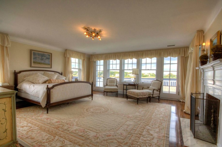 Phòng ngủ dành cho chủ nhà, trang nhã với gam màu trắng nền nã chủ đạo