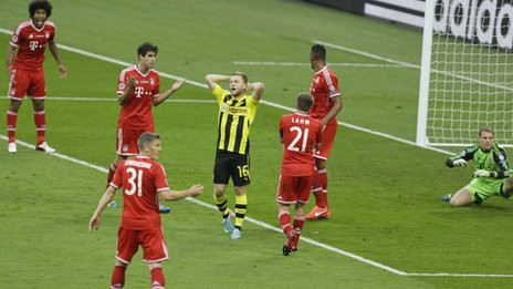 Reus tiếc nuối sau pha bỏ lỡ đáng tiếc. Reus tiếc nuối sau pha bỏ lỡ đáng tiếc