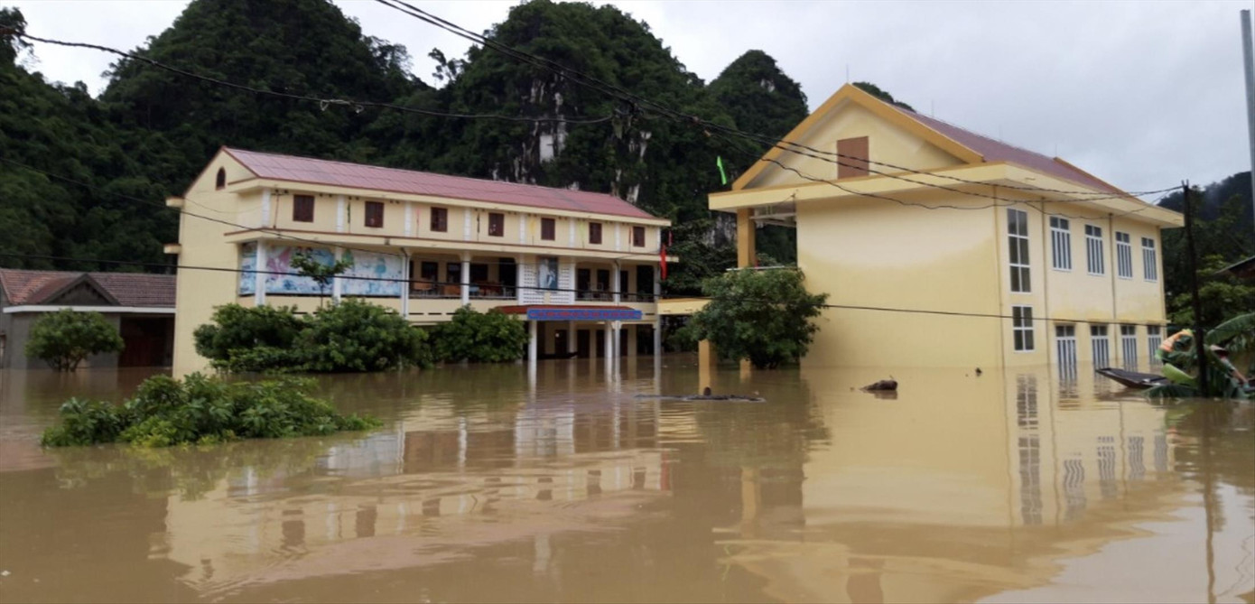 Hàng vạn học sinh miền Trung lỡ hẹn ngày khai trường ảnh 2