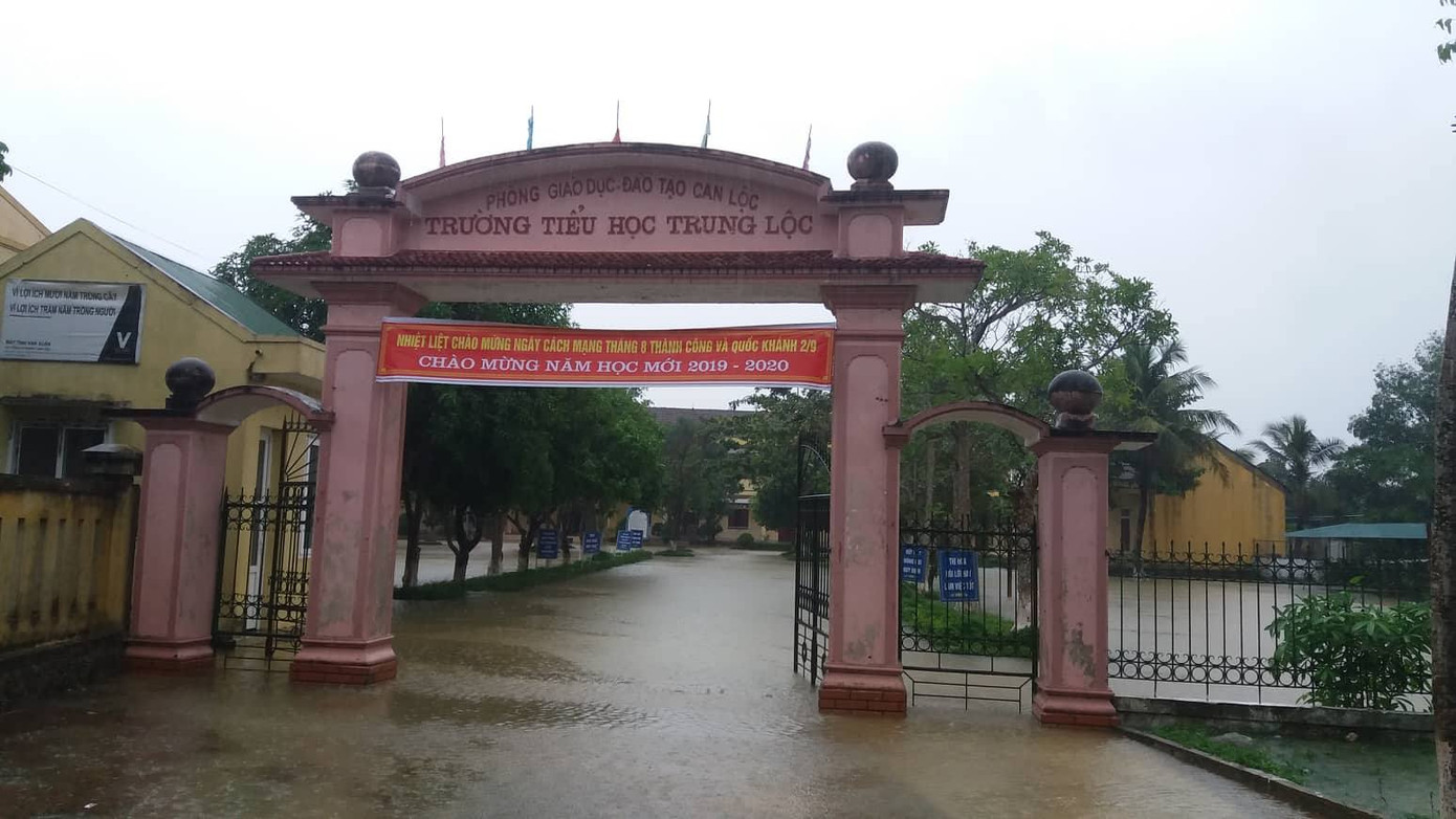 Hàng vạn học sinh miền Trung lỡ hẹn ngày khai trường ảnh 1