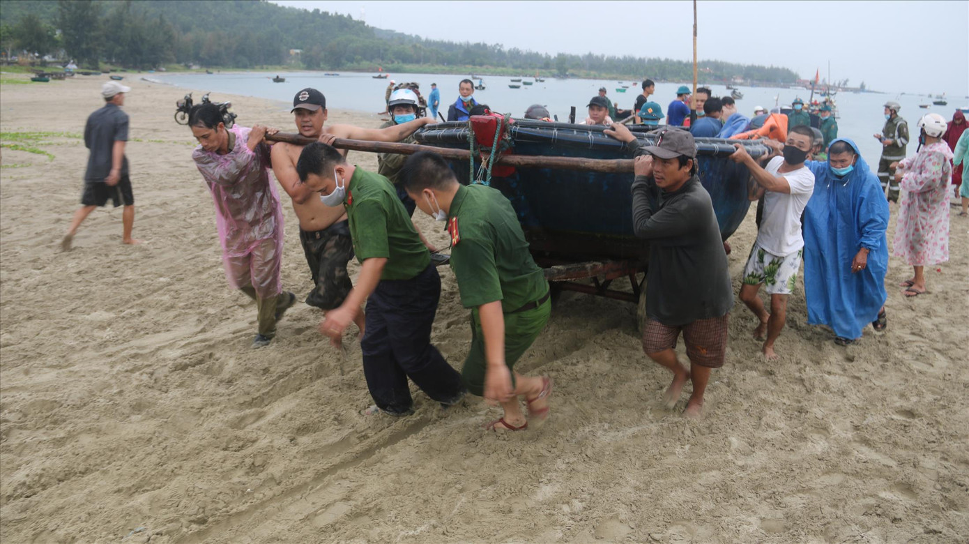 Cây đổ hàng loạt, mất điện, hàng nghìn nhà tốc mái do bão số 5 ảnh 39