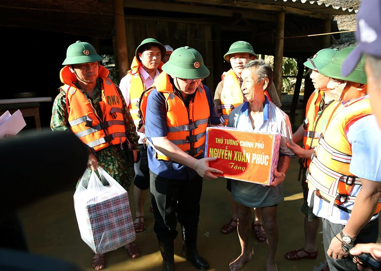 Phó Thủ tướng vào 'tâm lũ' động viên bà con ảnh 1