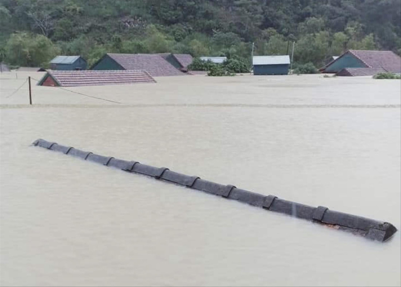 Dân vùng rốn lũ trăm bề khổ ảnh 1