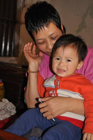 Người mẹ hy sinh đôi mắt để giữ mạng sống cho con ảnh 3