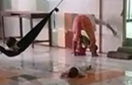 Bảo mẫu đánh dã man trẻ mồ côi ảnh 1