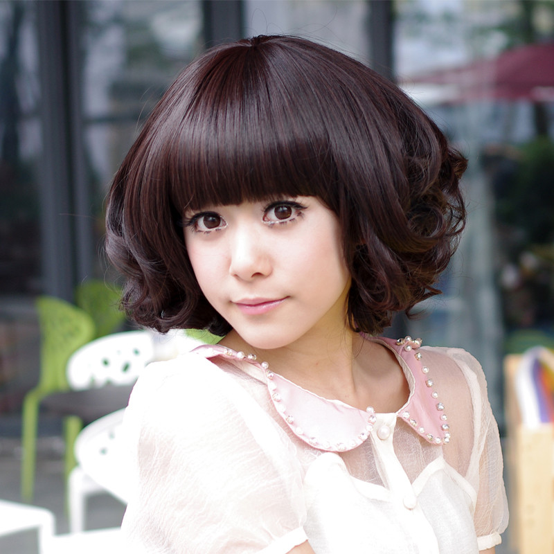 Mái tóc ngang với phần đuôi tóc được uốn xoăn và đánh rối một cách tự nhiên sẽ là phù hợp nhất với những cô nàng công sở. Mái tóc được ép thẳng và ốp vào mặt sẽ phù hợp với những cô gái có gương mặt tròn. Kiểu tóc đơn giản với đuôi tóc ở mang tai dược làm cụp vào trong, ôm lấy gương mặt. Với kiểu tóc này trông bạn thật dễ thương, trẻ trung.