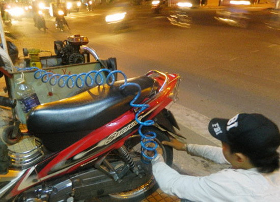 Anh Tuấn với công việc sửa xe vào ban đêm. Anh Tuấn với công việc sửa xe vào ban đêm