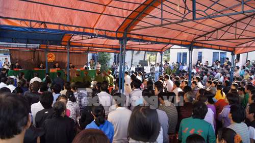 Rất đông bà con nhân dân đến để theo dõi phiên tòa. Ảnh: Song Nguyễn Rất đông bà con nhân dân đến để theo dõi phiên tòa
