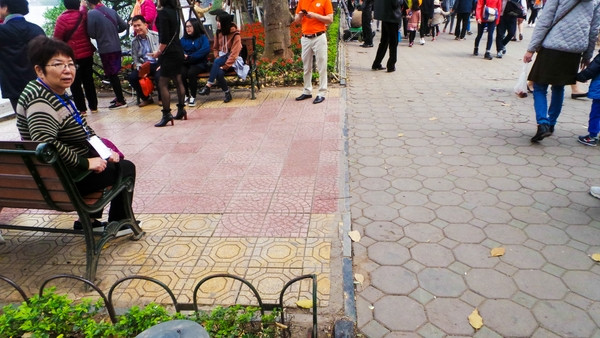 Cận cảnh 'chiếc áo vá' hơn 20 loại gạch, đá được lát ở Hồ Gươm ảnh 1