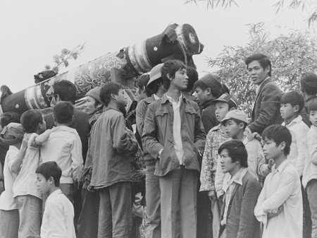 Cảnh người đi xem hội