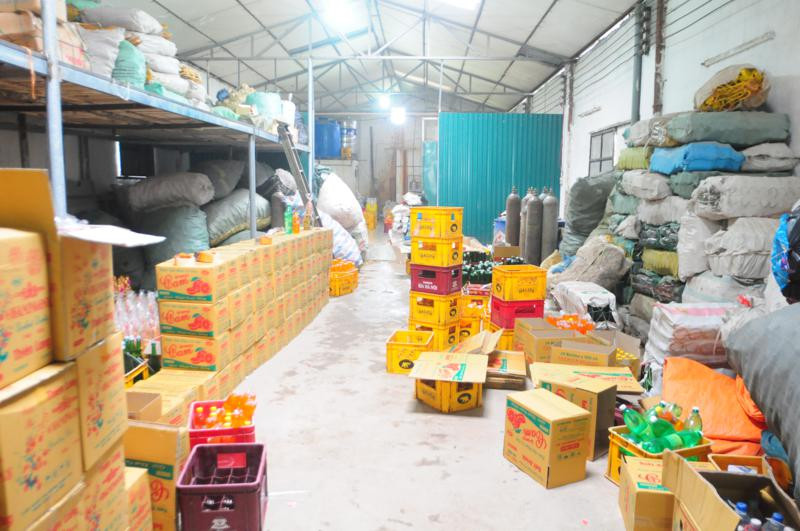 Toàn cảnh cơ sở sản xuất nước giải khát, rượu không đạt tiêu chuẩn. Ảnh: T.N