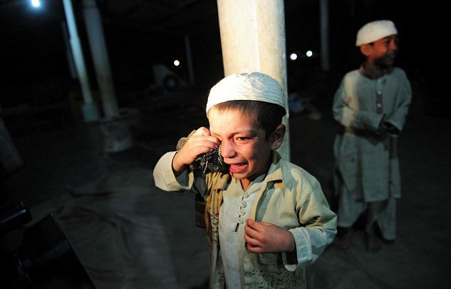 Một em bé bật khóc khi được giải thoát. Ảnh: Getty Images