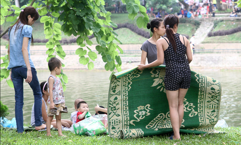 Thậm chí mang cả chiếu để chải