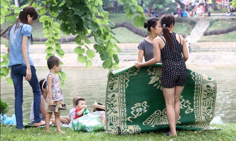 Thậm chí mang cả chiếu để chải