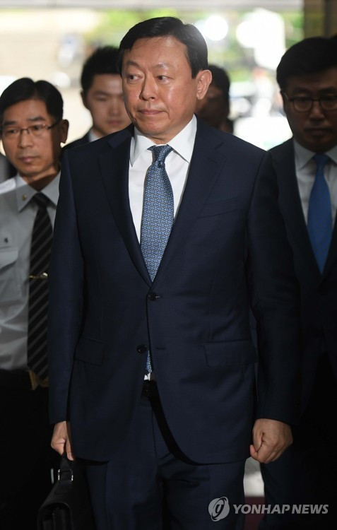 Cựu Tổng thống Park bị còng tay trong 'phiên toà lịch sử' ảnh 5