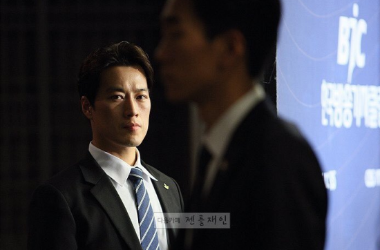 Vệ sĩ của tân Tổng thống Hàn Quốc 'gây sốt' vì điển trai ảnh 8