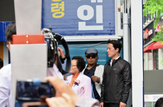 Vệ sĩ của tân Tổng thống Hàn Quốc 'gây sốt' vì điển trai ảnh 7