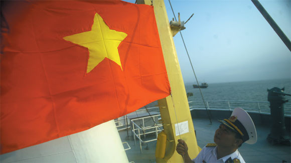 Lá cờ Tổ quốc thiêng liêng luôn hiện diện trên thềm lục địa phía nam