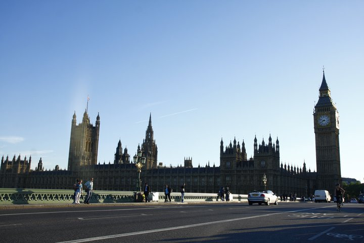 London đẹp như một bức tranh Tháp London qua mọi góc nhìn Dòng sông Thames yên bình London Eye - một trong những biểu tượng của London Big Ben trứ danh Cây cầu Golden Jubilee. Từ đây có thể dễ dàng thấy đc cả 2 biểu tượng của London là London Eye và Big Ben. Cây cầu Southpark lung linh trong ánh điện Cây cầu Westminster nổi tiếng Chiều tàn cuối đông Richmond Một góc nhỏ của Portobello London ấm áp sắc xuân với màu hồng tươi của hoa đào nở Sự bình yên bao trùm lên London khi màn đêm buông xuống Bắt gặp người nghệ sĩ đang say sưa với những giai điệu nhạc vào một chiều cuối đông.