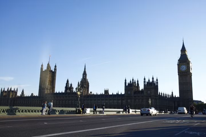 London đẹp như một bức tranh Tháp London qua mọi góc nhìn Dòng sông Thames yên bình London Eye - một trong những biểu tượng của London Big Ben trứ danh Cây cầu Golden Jubilee. Từ đây có thể dễ dàng thấy đc cả 2 biểu tượng của London là London Eye và Big Ben. Cây cầu Southpark lung linh trong ánh điện Cây cầu Westminster nổi tiếng Chiều tàn cuối đông Richmond Một góc nhỏ của Portobello London ấm áp sắc xuân với màu hồng tươi của hoa đào nở Sự bình yên bao trùm lên London khi màn đêm buông xuống Bắt gặp người nghệ sĩ đang say sưa với những giai điệu nhạc vào một chiều cuối đông.