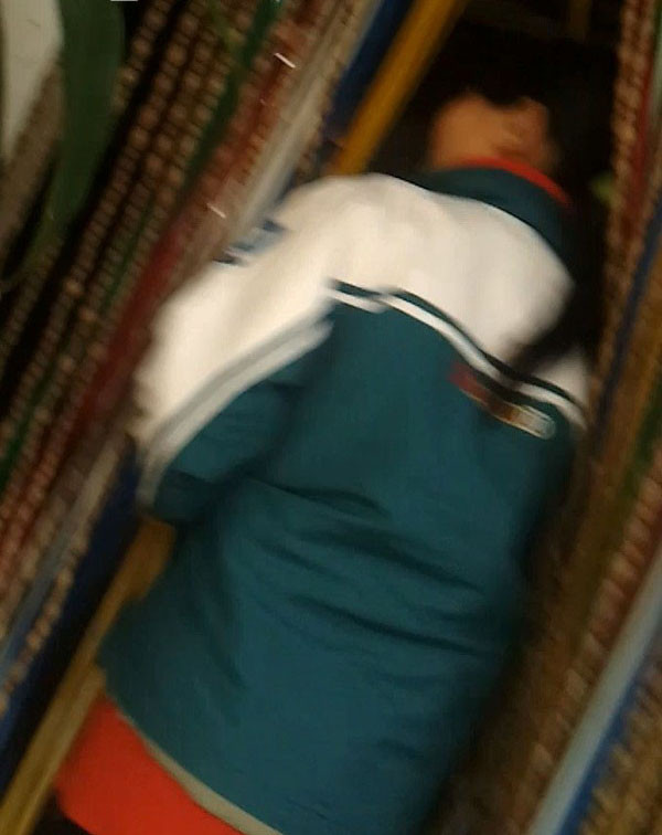 PV được một bà chủ dẫn vào bên trong nói chuyện tắm khoáng có "gái gú" kèm theo. PV được một bà chủ dẫn vào bên trong nói chuyện tắm khoáng có