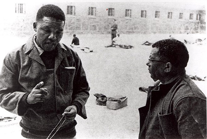Năm 1966: Mandela và một lãnh đạo khác của ANC Walter Sisulu trong thời gian bị giam giữ ở ĐảoRobben