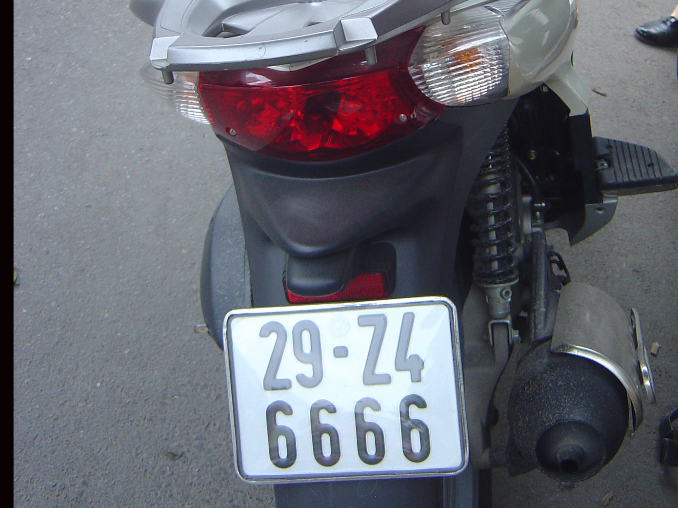 Chiếc xe SH biển tứ quý 6 do Nguyễn Trình Thành Phương điều khiển, vi phạm luật giao thông. Chiếc xe SH biển tứ quý 6 do Nguyễn Trình Thành Phương điều khiển, vi phạm luật giao thông