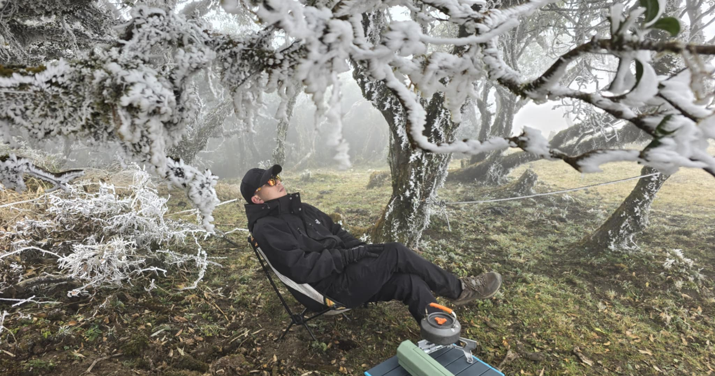 Hiện tượng băng giá ở miền núi phía Bắc thường xuất hiện vào cuối tháng 12 đến tháng 2 năm sau. Du khách muốn săn băng thành công nên theo dõi sát dự báo thời tiết và chọn thời điểm có không khí lạnh tràn về. Ảnh: Lam Steven. Hiện tượng băng giá ở miền núi phía Bắc thường xuất hiện vào cuối tháng 12 đến tháng 2 năm sau. Du khách muốn săn băng thành công nên theo dõi sát dự báo thời tiết và chọn thời điểm có không khí lạnh tràn về. Ảnh: Lam Steven.