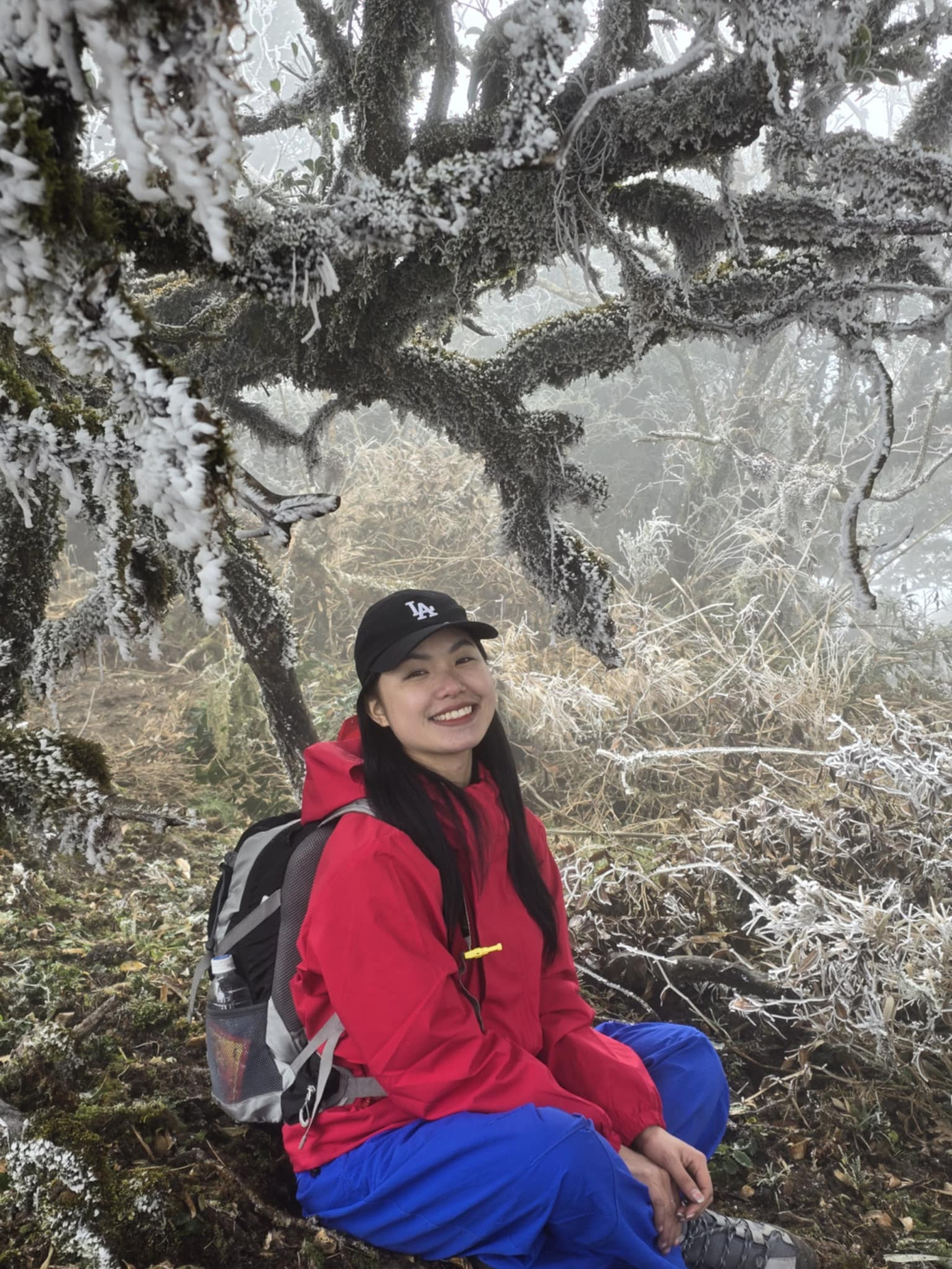 Tùng Lâm (ngoài cùng bên trái) cùng nhóm khách check-in khu rừng đầy băng trên đỉnh núi Kỳ Quan San. Ảnh: Lam Steven. Tùng Lâm (ngoài cùng bên trái) cùng nhóm khách check-in khu rừng đầy băng trên đỉnh núi Kỳ Quan San. Ảnh: Lam Steven.