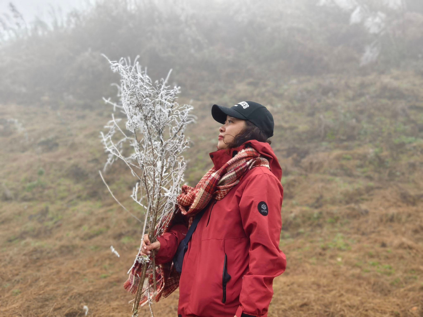 Anh Cung cùng vợ chinh phục đỉnh Lảo Thẩn trong ngày băng giá xuất hiện tại đây. Ảnh: Nguyễn Trọng Cung. Anh Cung cùng vợ chinh phục đỉnh Lảo Thẩn trong ngày băng giá xuất hiện tại đây. Ảnh: Nguyễn Trọng Cung.