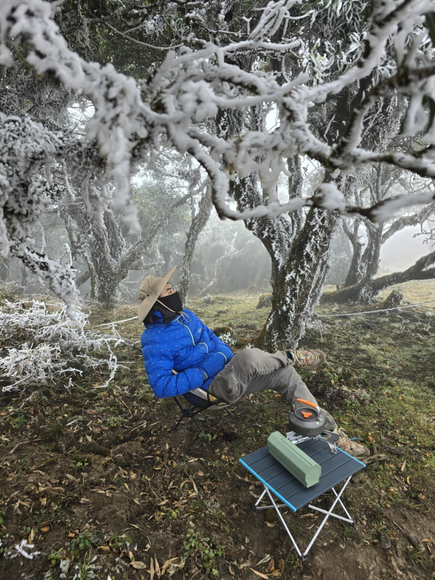 Tùng Lâm (ngoài cùng bên trái) cùng nhóm khách check-in khu rừng đầy băng trên đỉnh núi Kỳ Quan San. Ảnh: Lam Steven. Tùng Lâm (ngoài cùng bên trái) cùng nhóm khách check-in khu rừng đầy băng trên đỉnh núi Kỳ Quan San. Ảnh: Lam Steven.