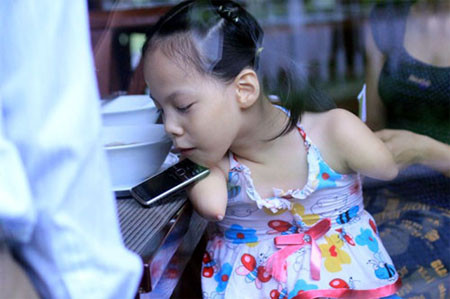 Cô bé được được nhận xét là khá hiếu động