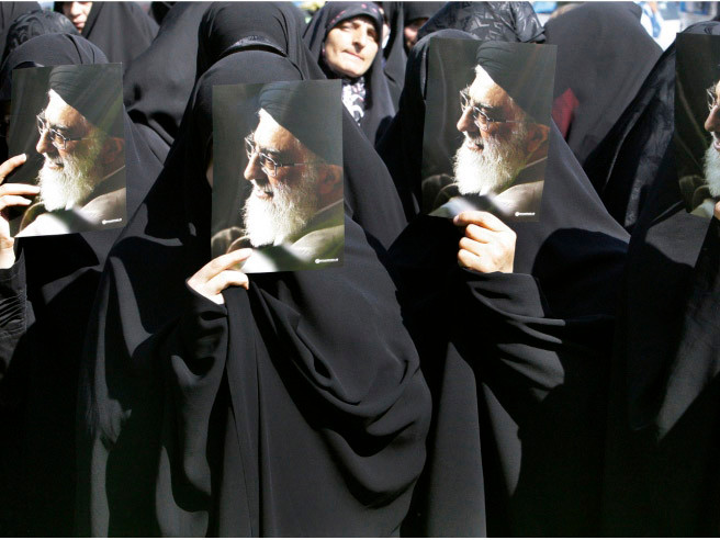 Sinh viên một trường hồi giáo với những bức ảnh lãnh đạo tối cao Ayatollah Ali Khamenei trong cuộc biểu tình phản đối bộ phim nhạo báng nhà tiên tri Muhammad ở Tehran, Iran