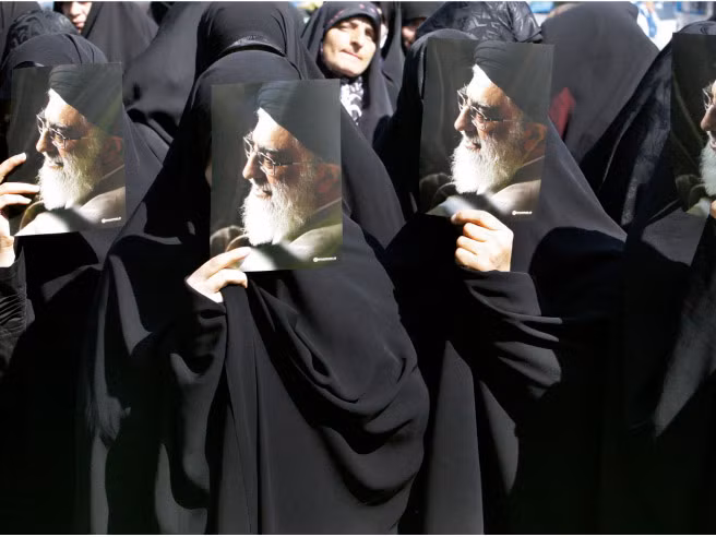 Sinh viên một trường hồi giáo với những bức ảnh lãnh đạo tối cao Ayatollah Ali Khamenei trong cuộc biểu tình phản đối bộ phim nhạo báng nhà tiên tri Muhammad ở Tehran, Iran