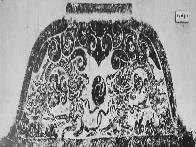 Trán bia, kí hiệu: 11441, niên đại Cảnh Hưng năm thứ 12 (1692) lưu tại Viện Nghiên cứu Hán Nôm cho thấy, các chân Rồng đều năm ngón mềm mại. Còn rất nhiều hình ảnh rồng như thế này trong Văn khắc tại các di tích người Việt. Ảnh: Cảnh Hưng