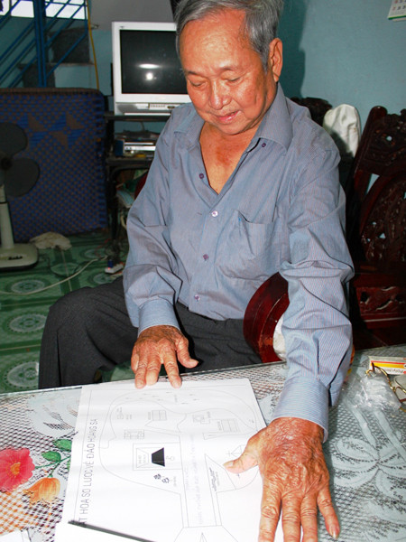 Ông Khôi và tấm bản đồ phác họa Hoàng Sa được ông xem như một vật báu. Ông Khôi và tấm bản đồ phác họa Hoàng Sa được ông xem như một vật báu