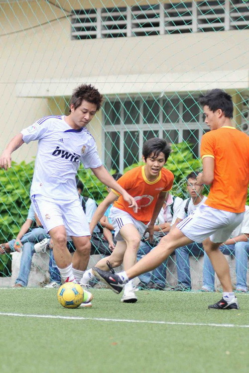 Trận cầu diễn ra không kém phần quyết liệ