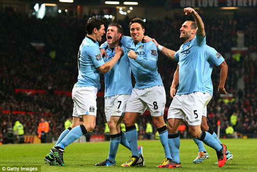 Milner chia vui cùng đồng đội sau khi ghi bàn mở tỷ số trận đấu