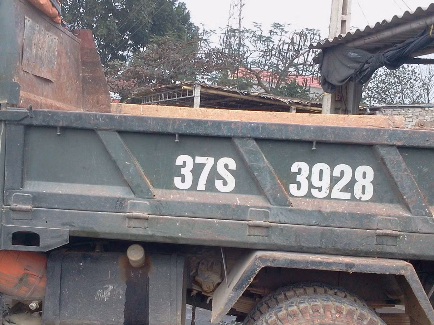 Chiếc xe chở vật liệu xây dựng 