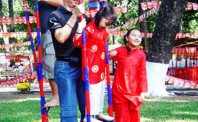 Hình tượng gà được kết thành từ các đóa hoa đủ màu sắc Rực rỡ sắc mai vàng mùa xuân Đài phun nước trang trí hình hoa sen Lựa chọn mua câu đối về treo ngày xuân Hồn nhiên tuổi thơ đón Tết Rộn ràng điệu nhảy sạp ngày xuân Trò chơi cà kheo đầy thử thách và thú vị Các em nhỏ hồn nhiên bên xích đu tiên Cuộc thi gói bánh chưng và bánh tét thu hút rất đông người xem Anh bộ đội khéo tay đang chăm chút cho chiếc bánh của mình Một thành viên xinh đẹp của nhóm Lọ Lem cũng đang nhiệt tình tham gia Đông đảo người dân thành phố tham quan Hội Hoa