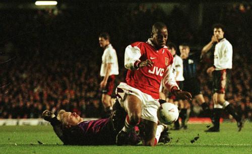 Thủ môn Peter Schmeichel của MU bị phạm lỗi một cách thô bạo trong tình huống tranh chấp với Ian Wright bên phía Arsenal. Dù đã rơi vào thế việt vị, nhưng chân sút của Pháo thủ quá ham bóng trong tình huống này và khiến thủ môn đối phương dính chấn thương khá nặng