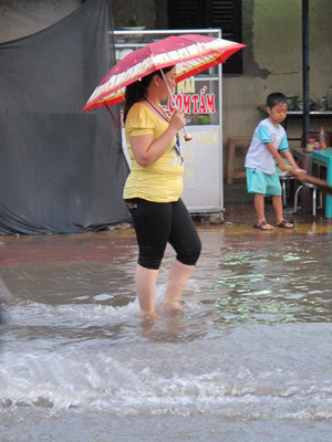 Tuyến giao thông Lê Hồng Phong ngập sâu trong nước