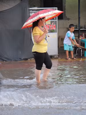 Tuyến giao thông Lê Hồng Phong ngập sâu trong nước