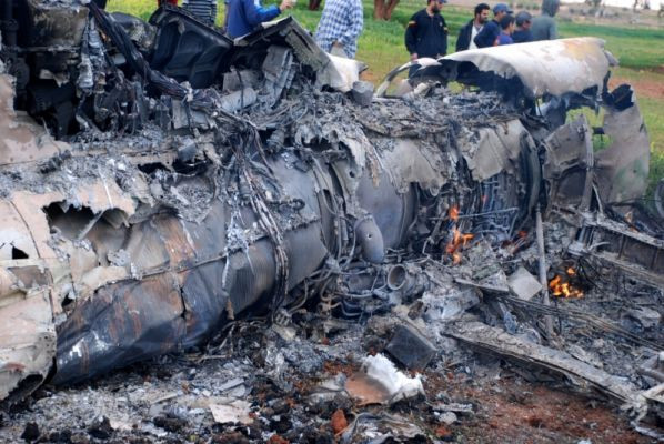 Máy bay của phe nổi dậy rơi ở Benghazi. Ảnh: AP