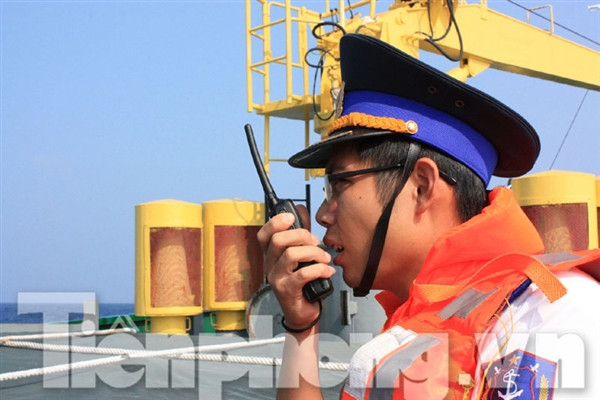 Cán bộ Cảnh sát biển liên lạc với tàu Trung Quốc qua ICOM